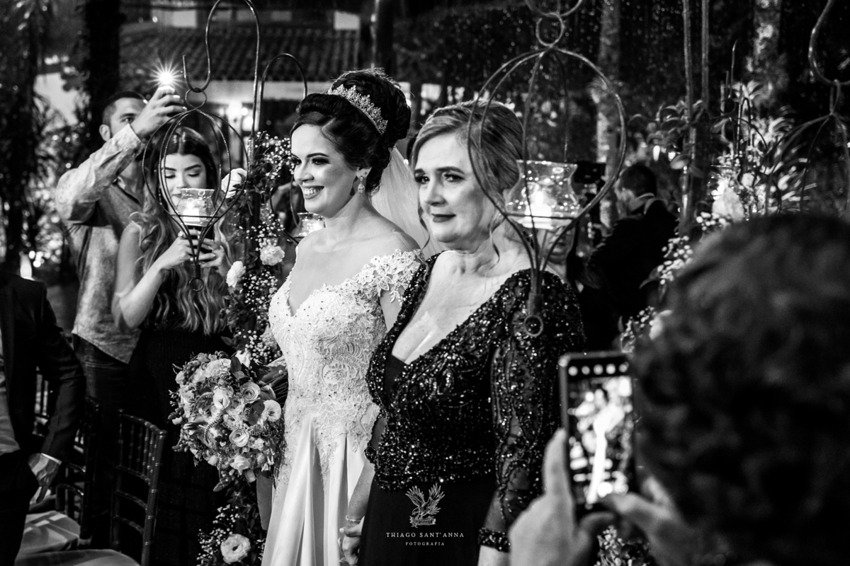 Entrada da noiva com sua mãe 