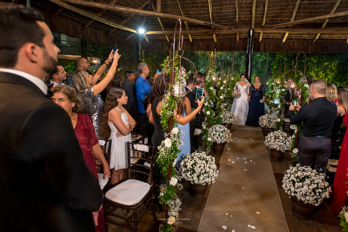 Entrada da noiva com sua mãe