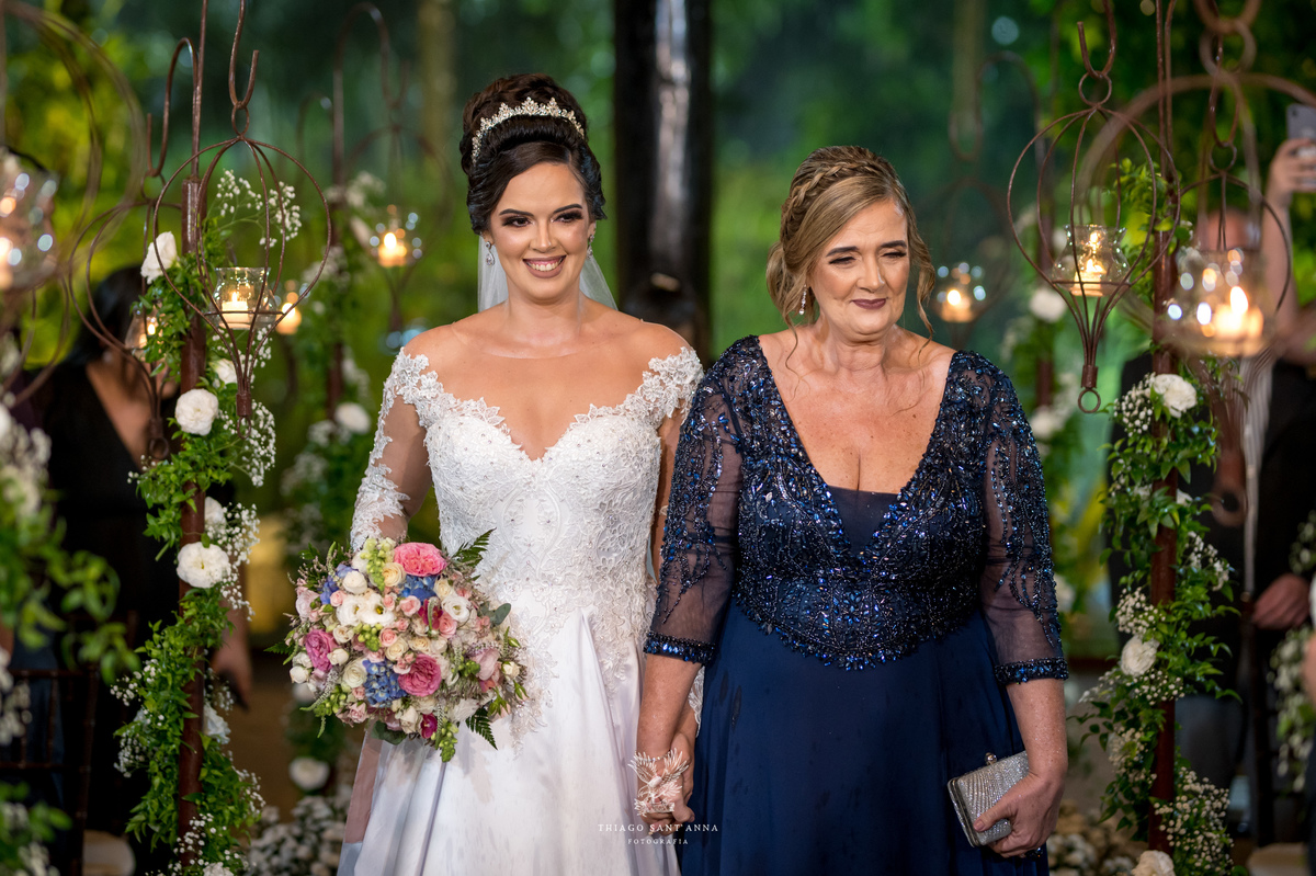 Entrada da noiva com sua mãe