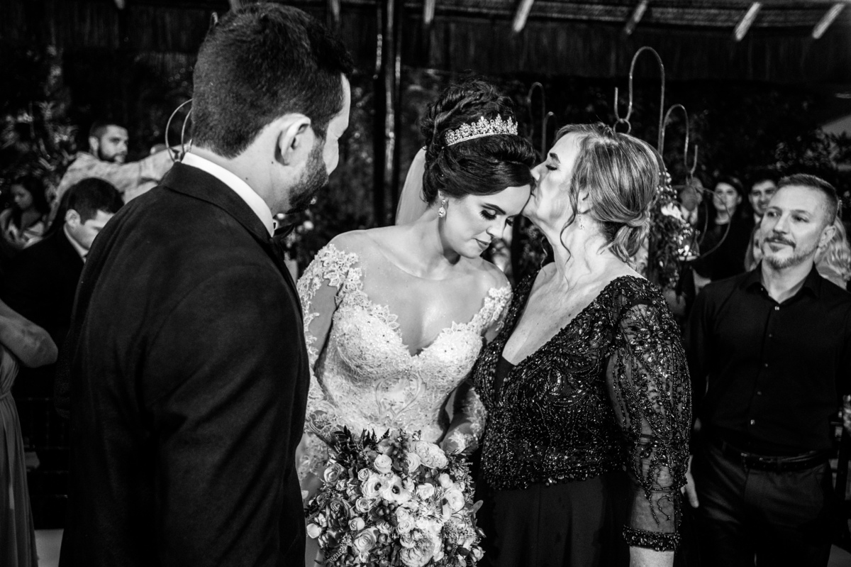 Noiva no altar com sua mãe preto e branco
