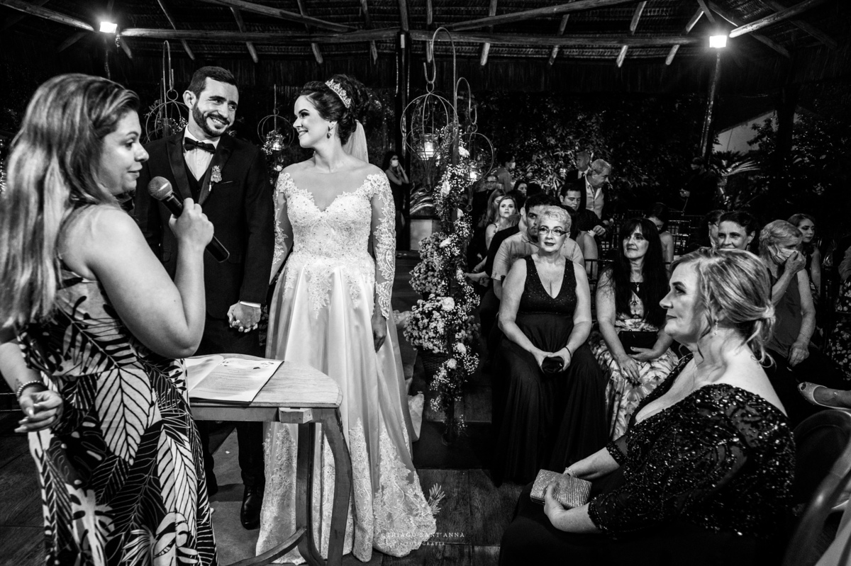 Noivos no altar preto e branco