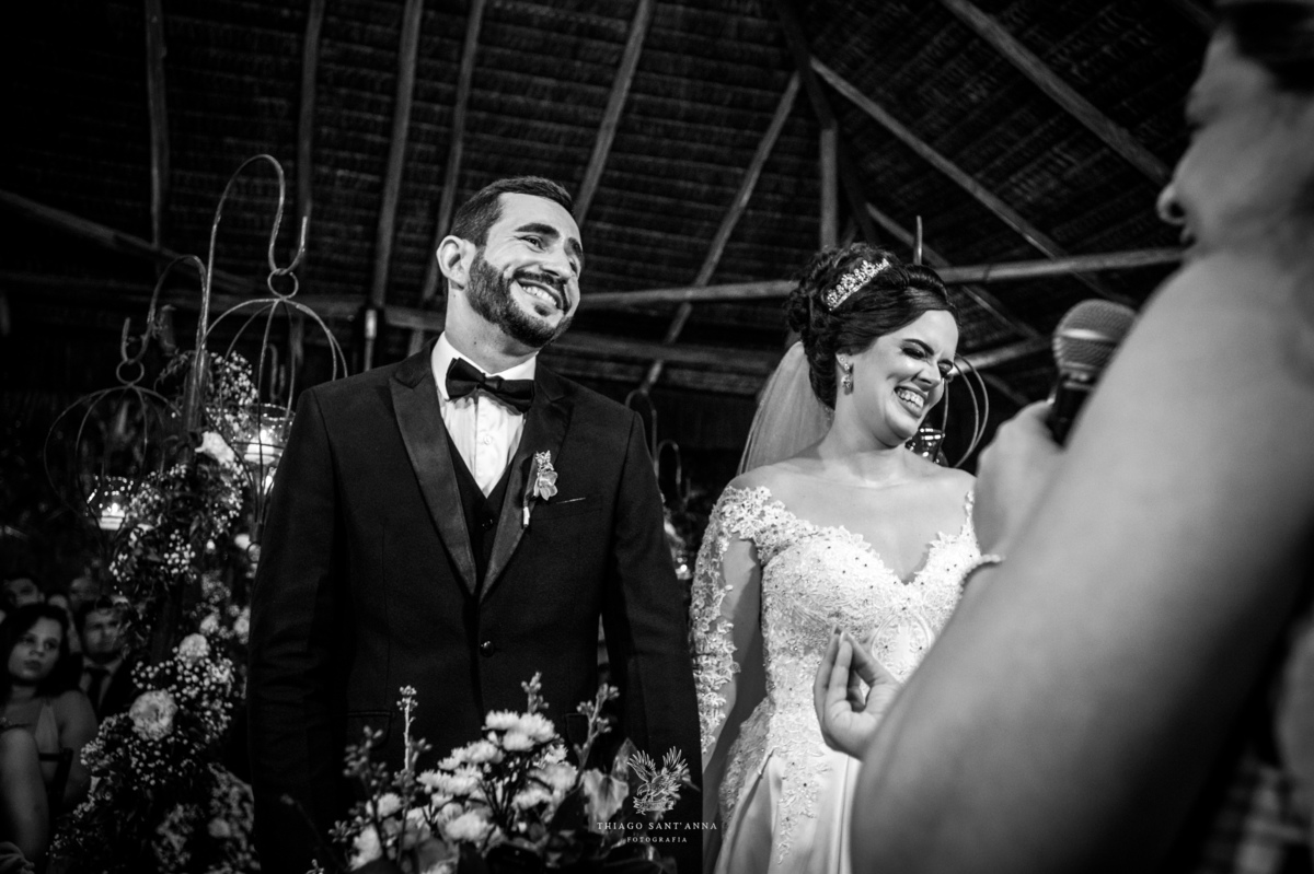 Noivos no altar preto e branco