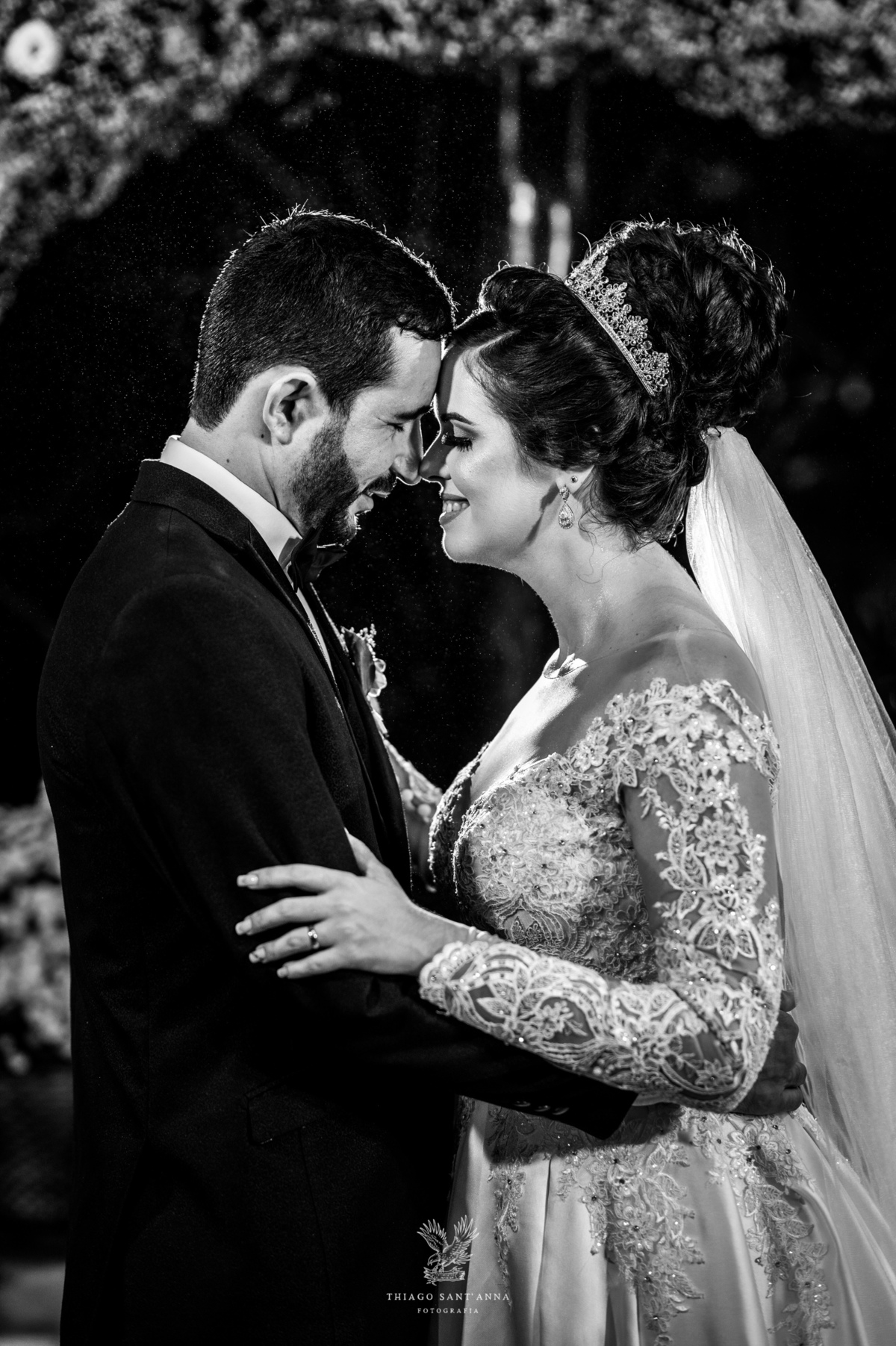 Noivos no altar preto e branco
