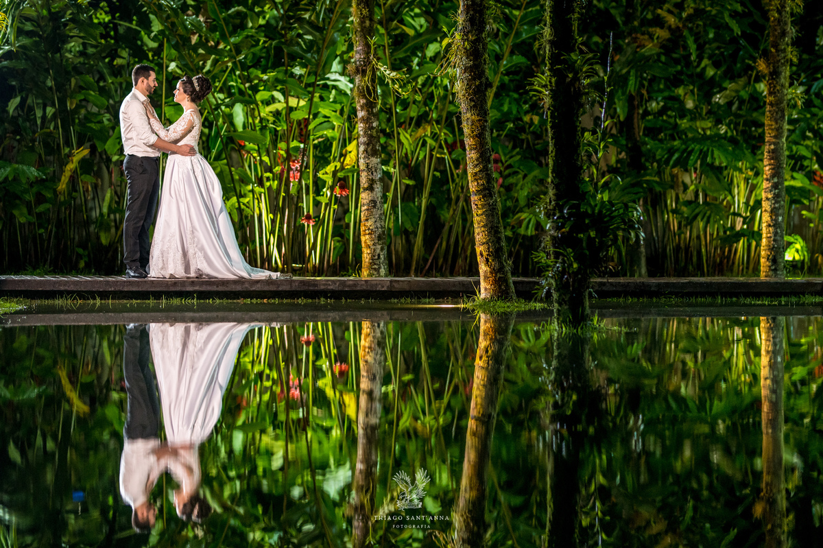 Noivos pós cerimônia reflexo