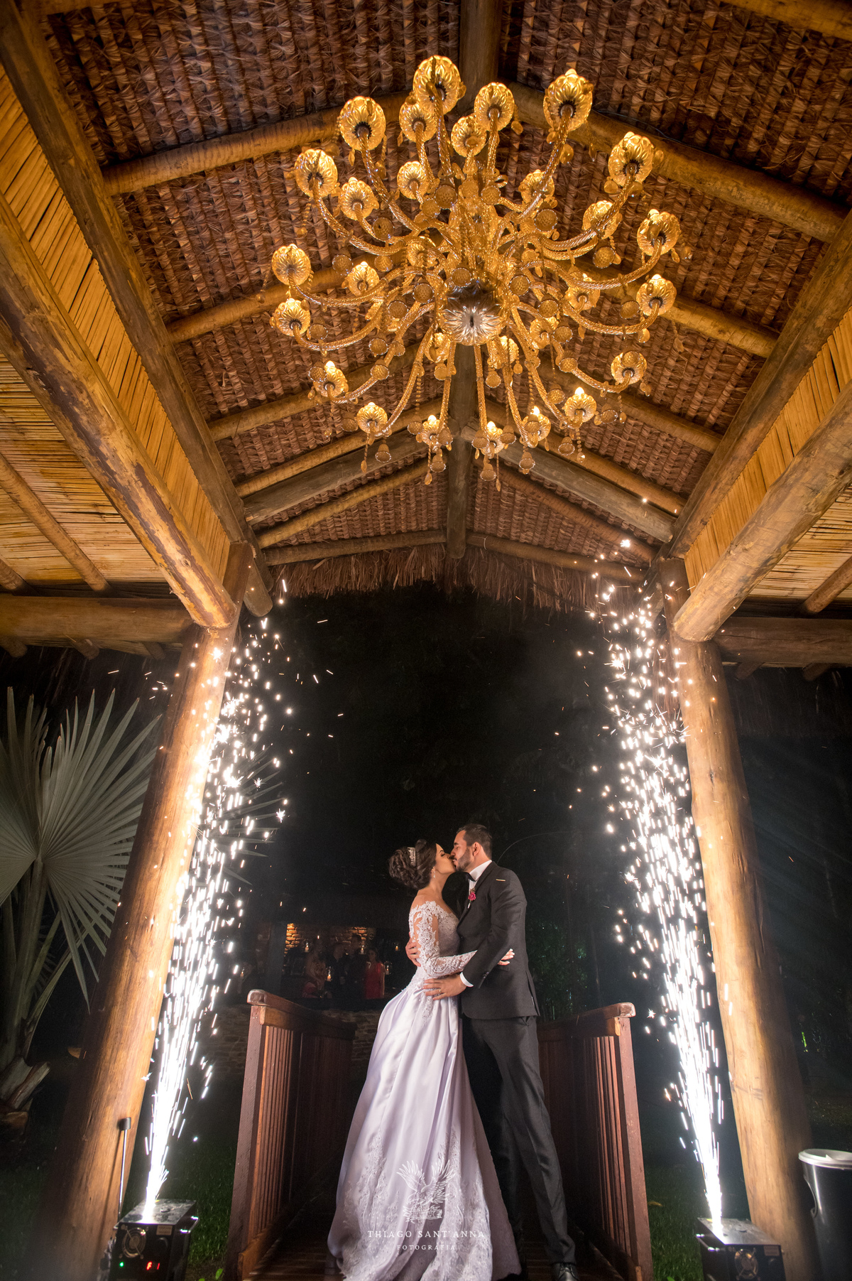Entrada dos noivos festa de casamento