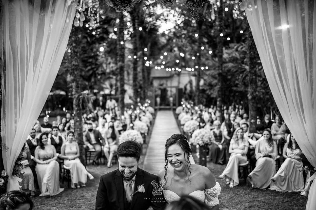 noivos no altar preto e branco