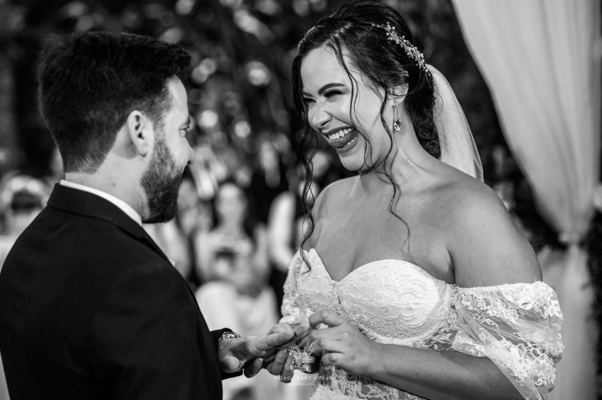 noivos no altar preto e branco