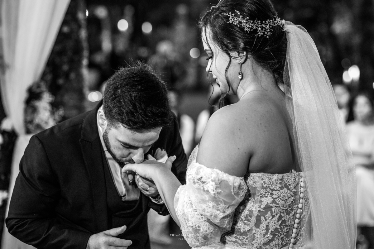 noivos no altar preto e branco