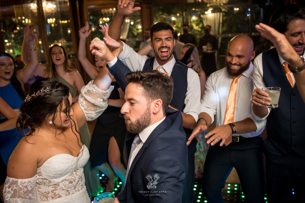 Festa de casamento noivos pista de dança