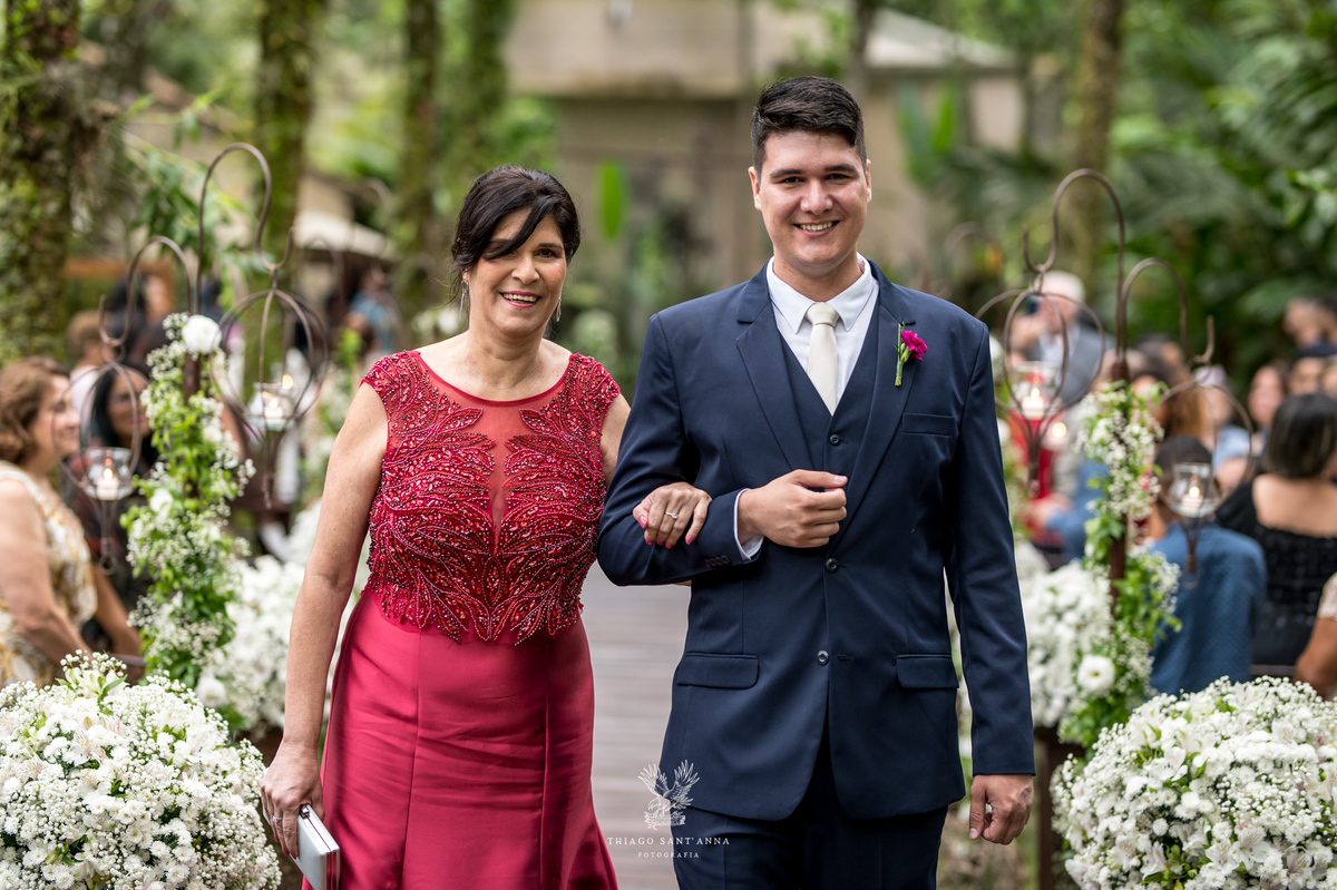 entrada do noivo com sua mãe