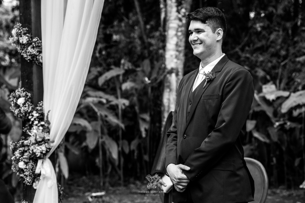 noivo no altar sorri preto e branco