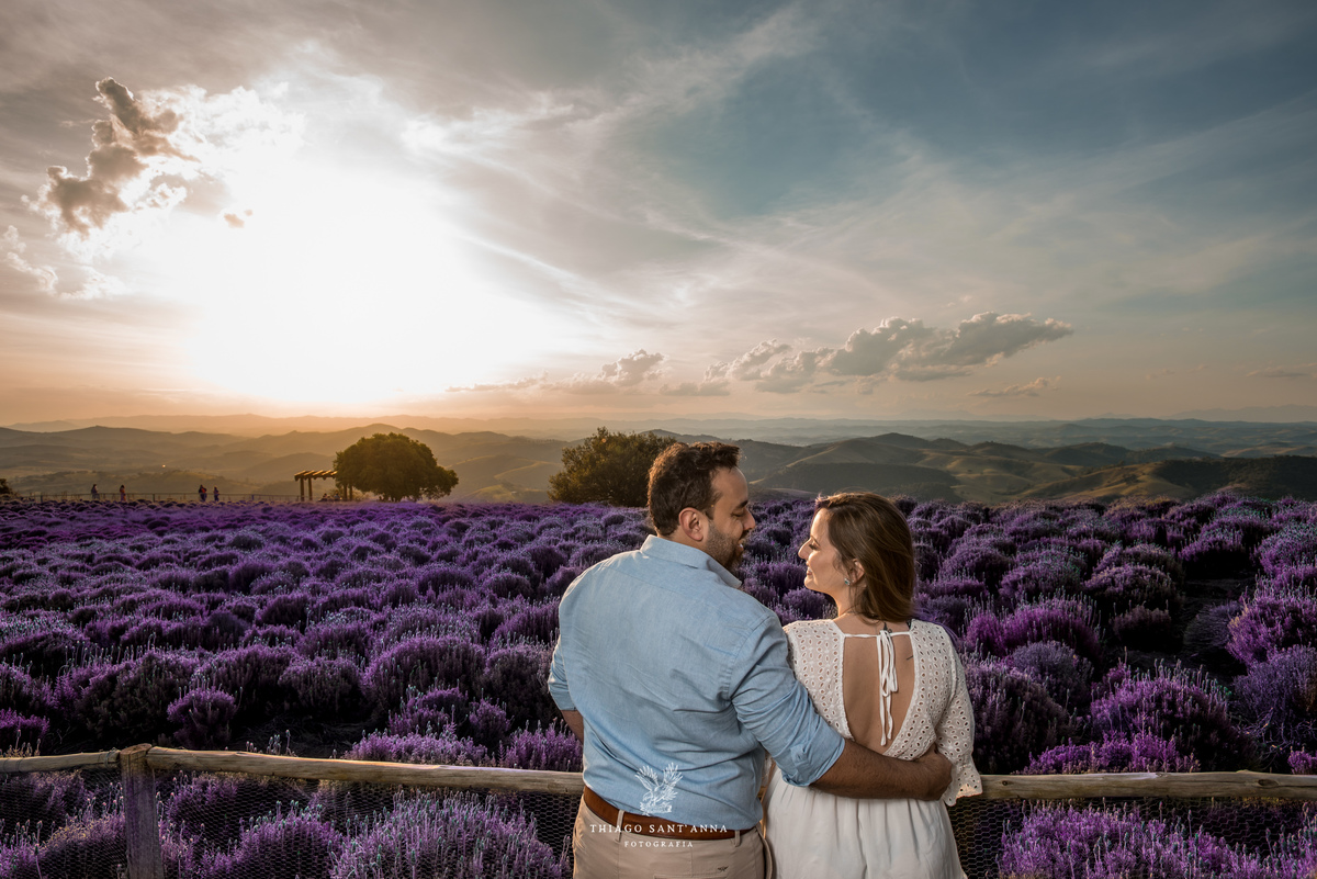 Ensaio pré wedding ambiente externo campo de lavanda