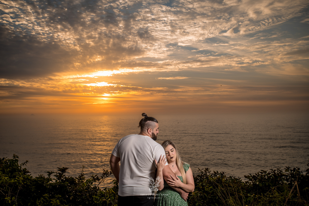 Ensaio casal paisagem praia por do sol