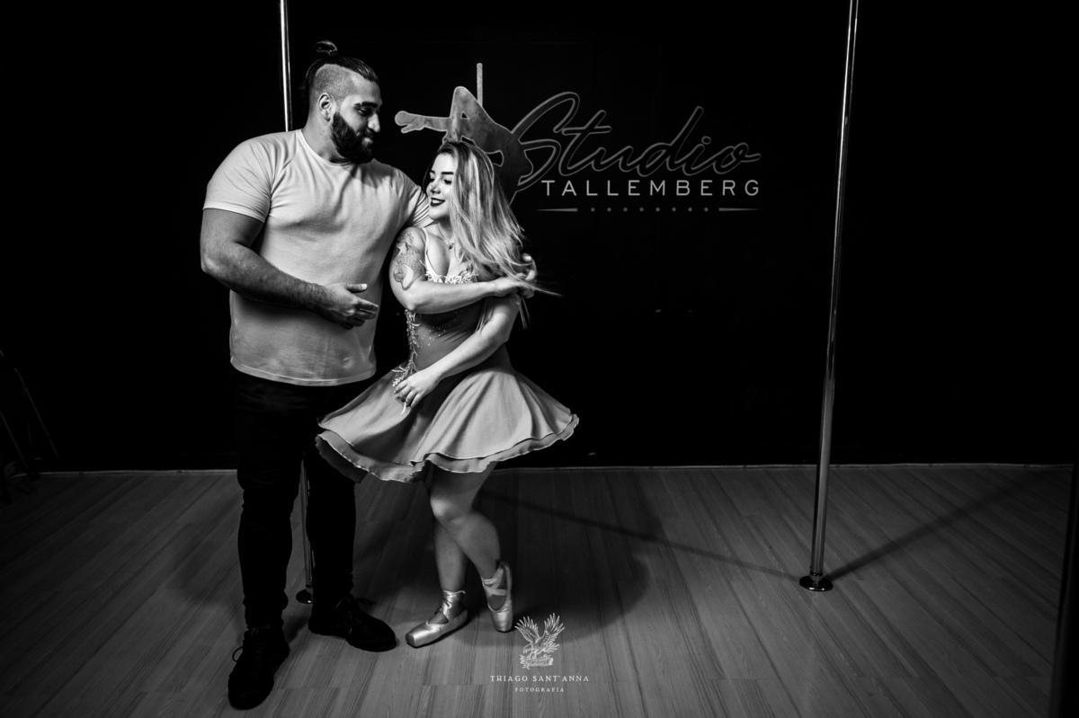 Ensaio ambiente interno estúdio de dança preto e branco