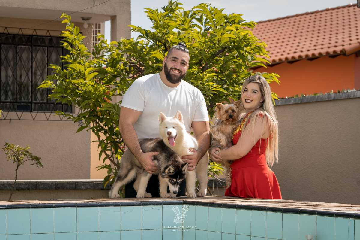Ensaio ambiente estúdio de dança casal com seus pets