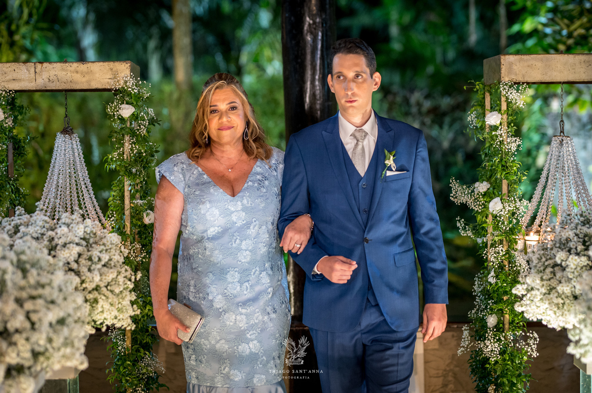 Entrada do noivo com sua mãe