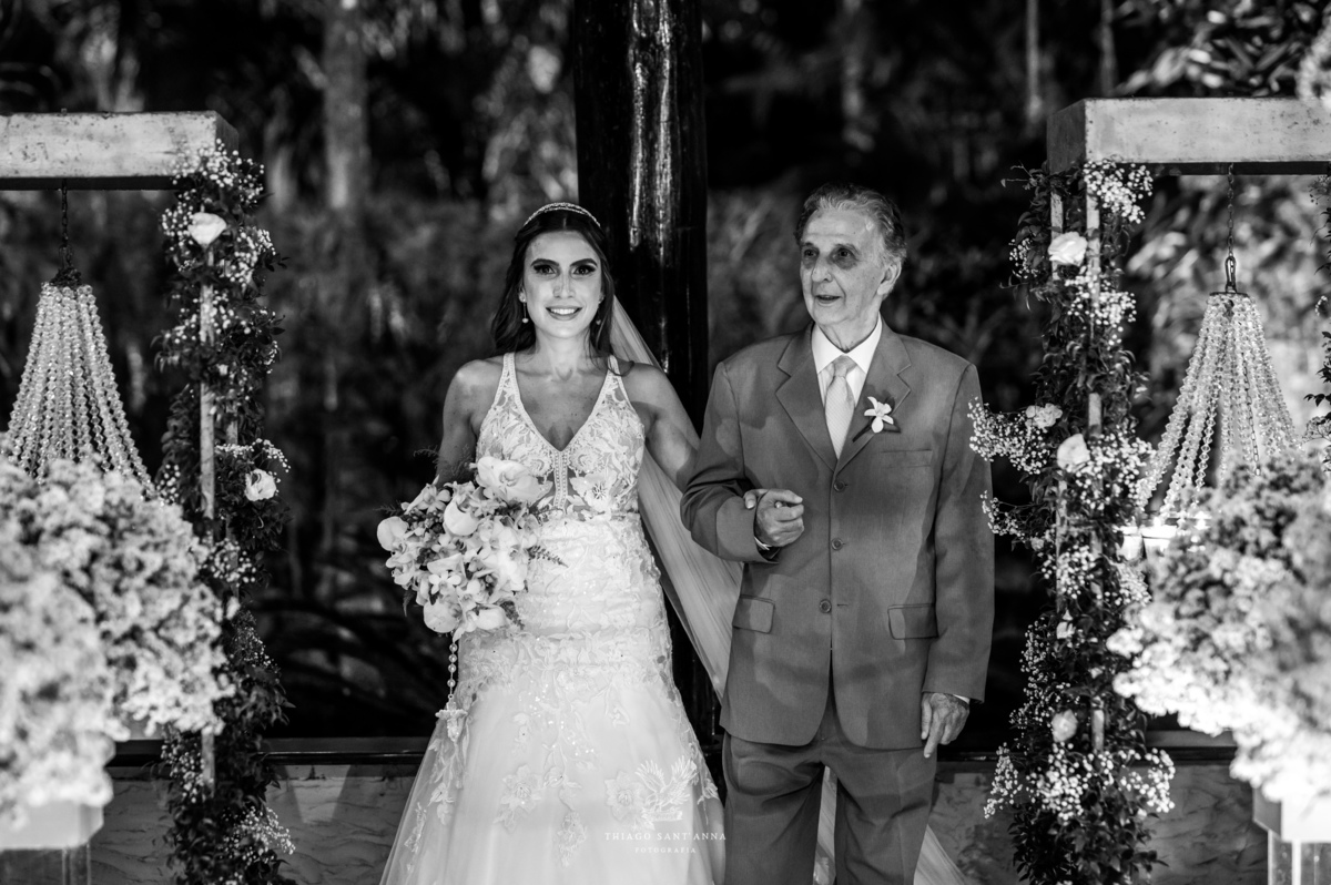 Entrada da noiva com seu pai preto e branco