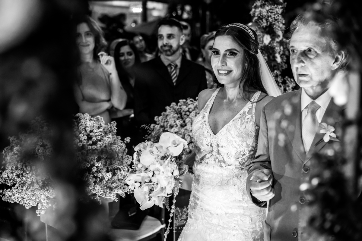 Entrada da noiva com seu pai preto e branco