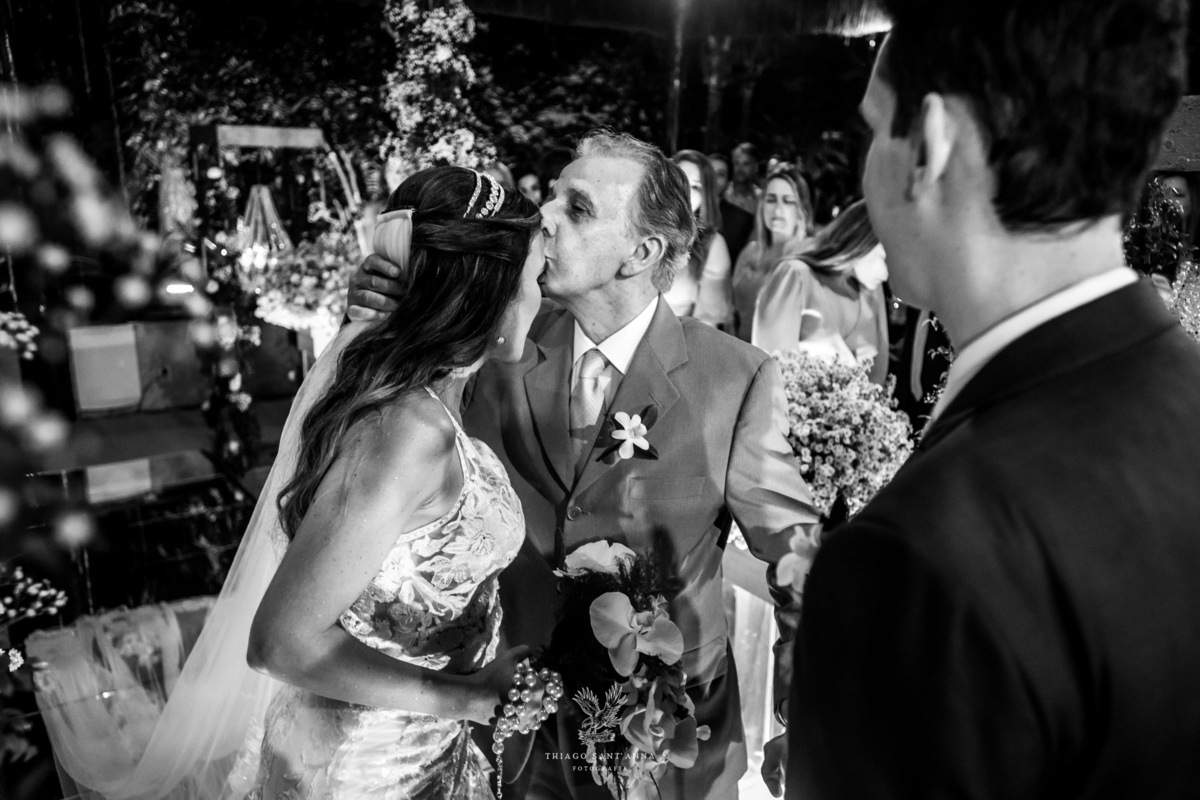 Noiva no altar com seu pai beijo na testa preto e branco