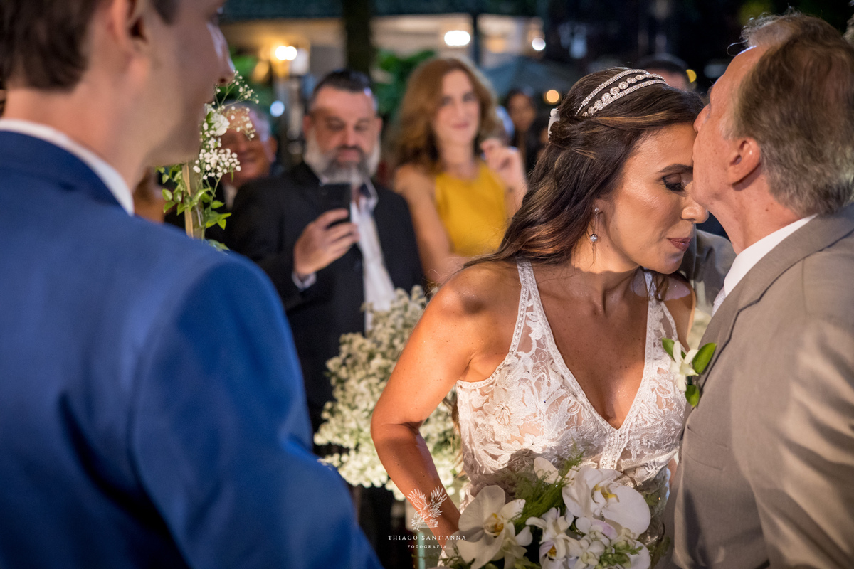 Noiva no altar com seu pai beijo na testa