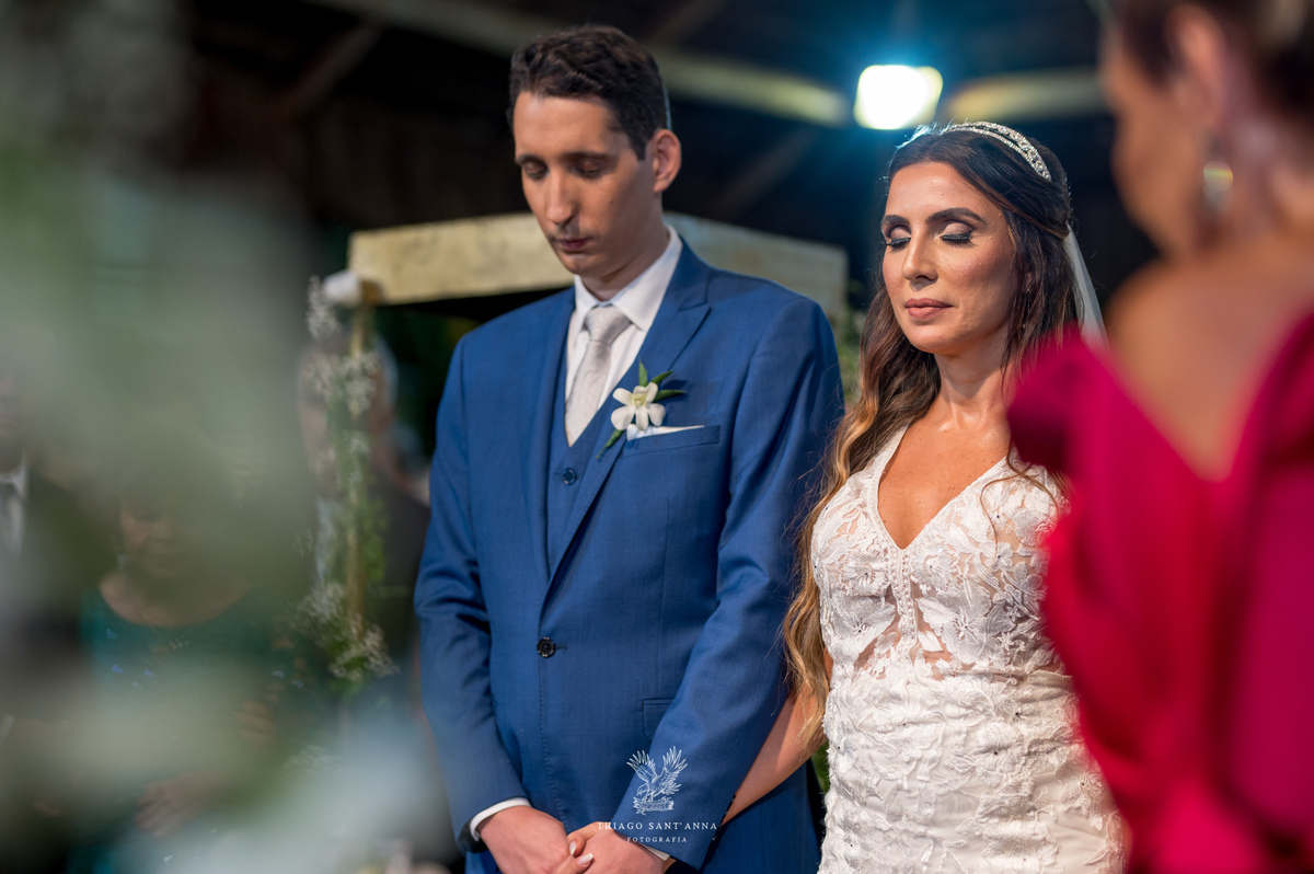 Noivos no altar olhos fechados