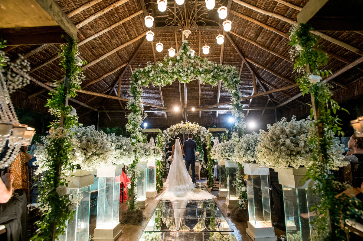 Noivos no altar decoração