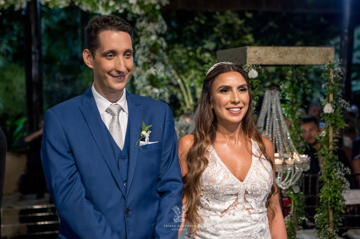 noivos no altar sorrindo