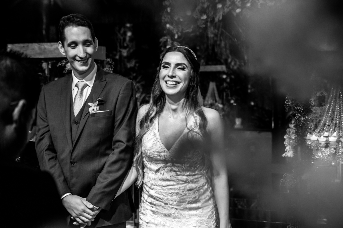 noivos no altar sorrindo preto e branco