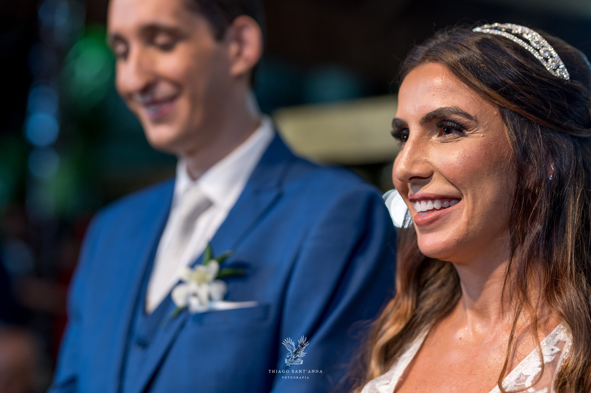 noivos no altar sorrindo