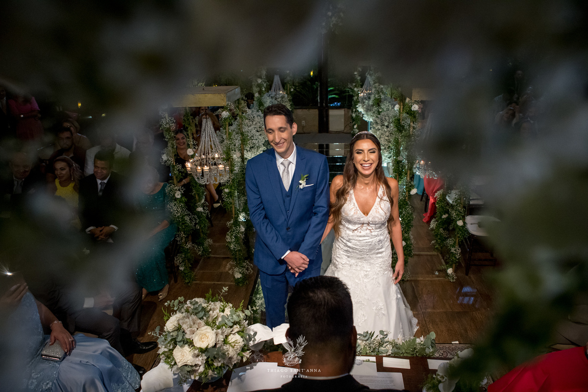 noivos no altar sorrindo