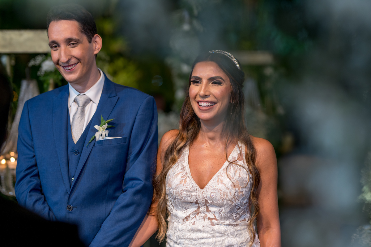 noivos no altar sorrindo