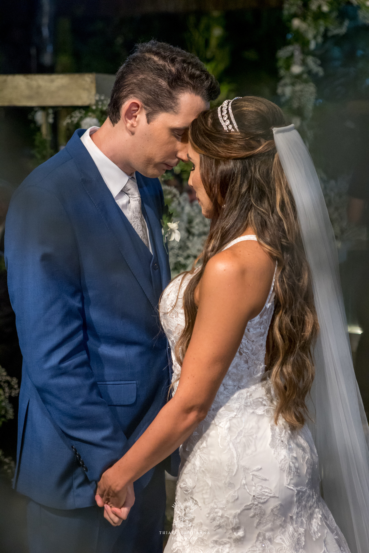 noivos no altar sorrindo