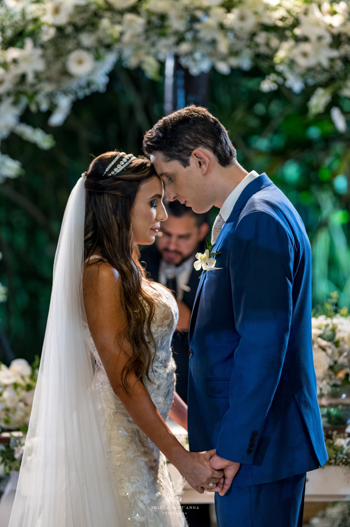 noivos no altar sorrindo