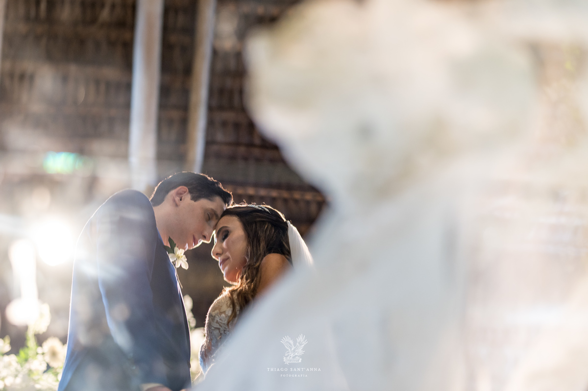 noivos no altar véu