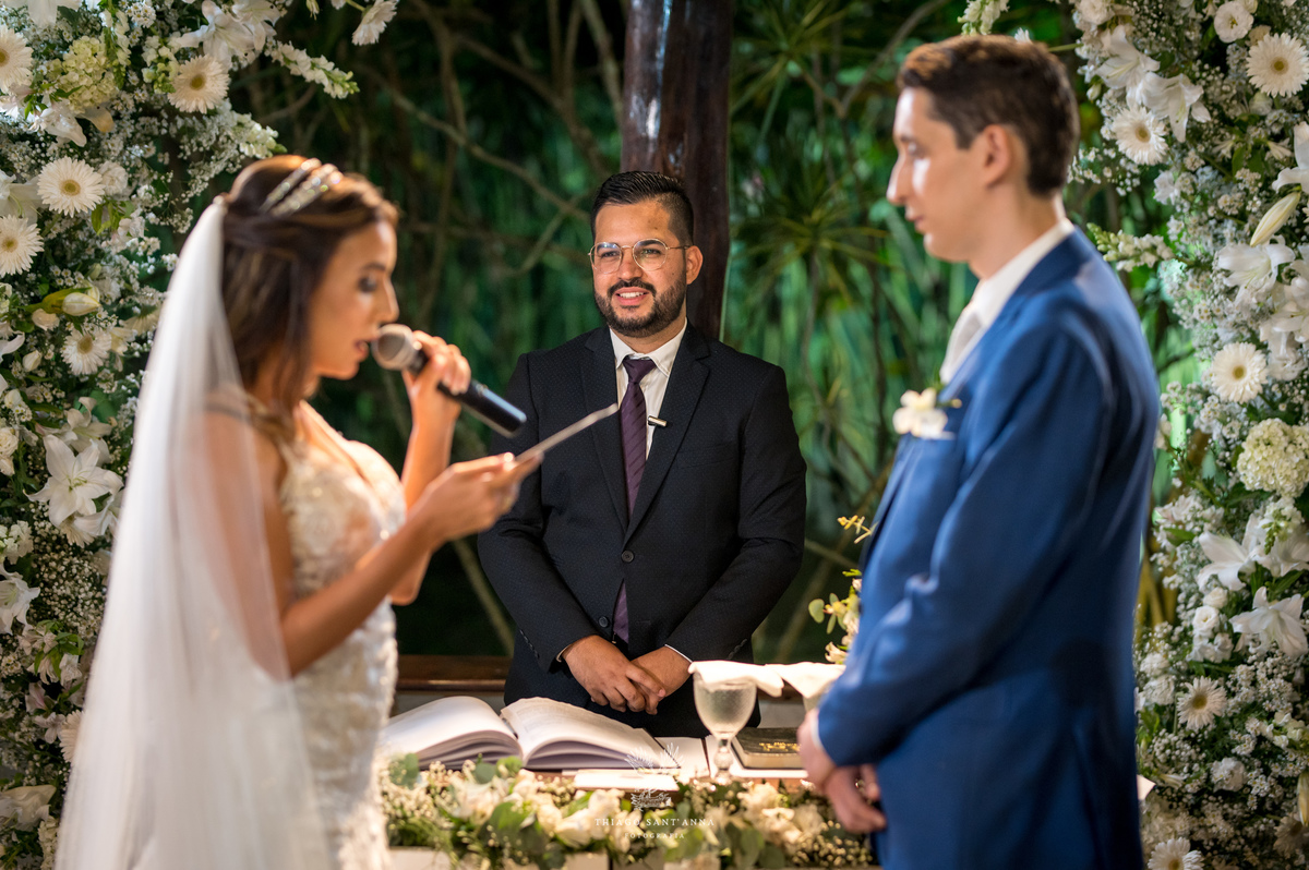 noivos no altar noiva lê seus votos