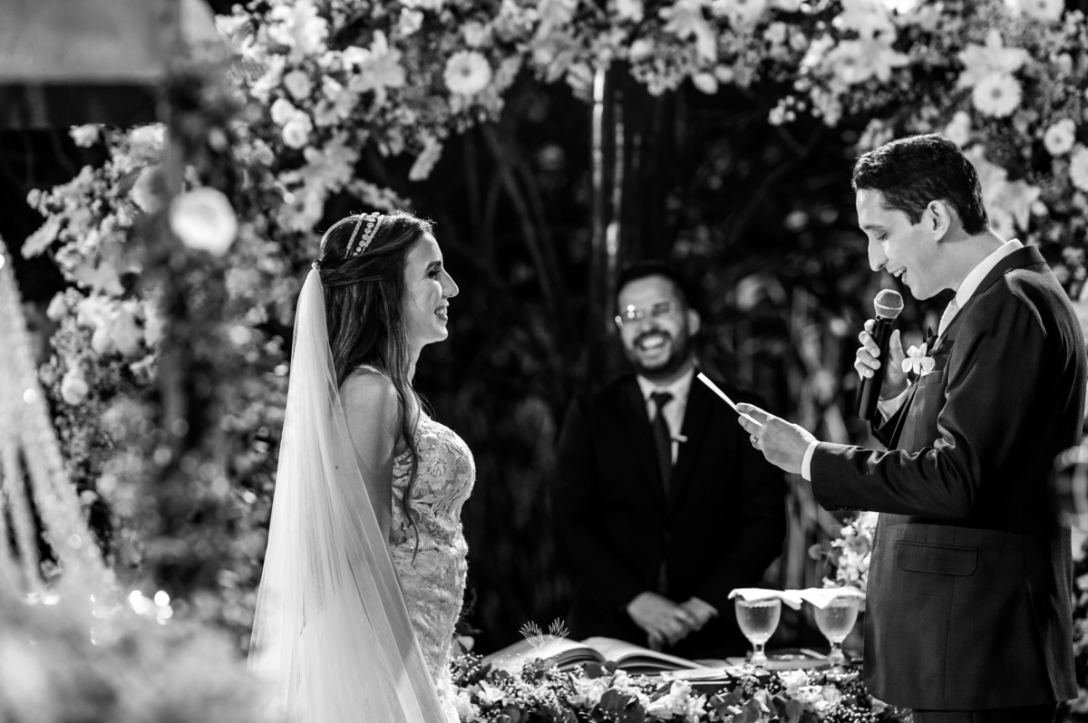 noivos no altar noivo lê seus votos