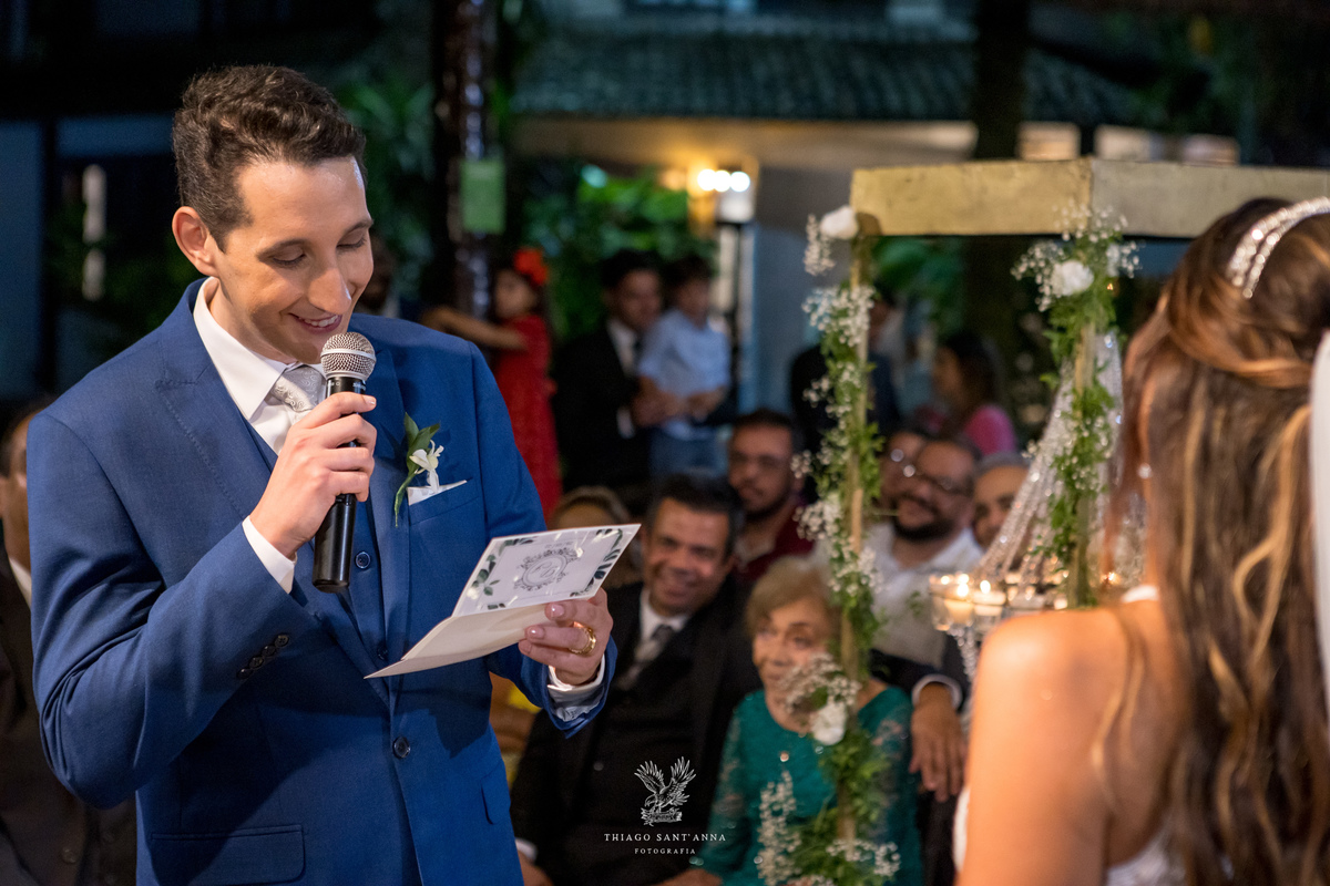 Noivos no altar noivo lê seus votos