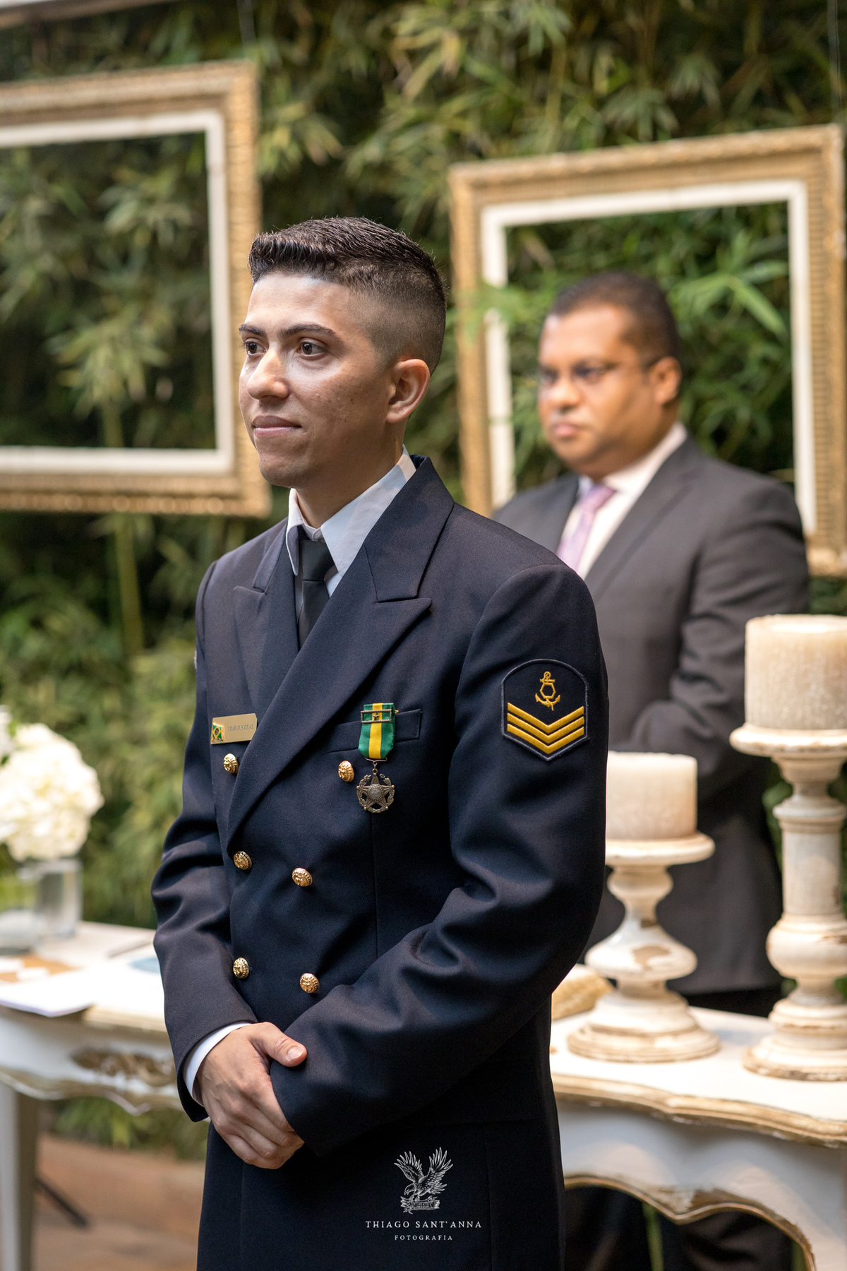 Noivo aguarda no altar