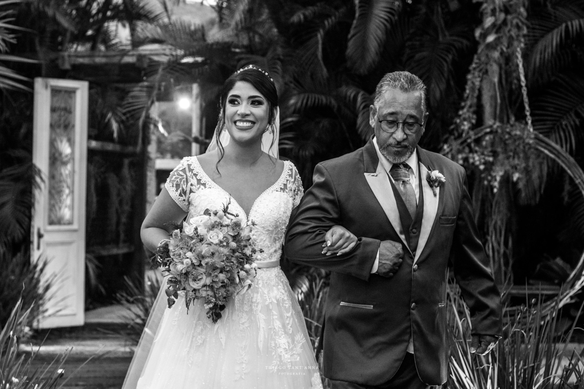 entrada da noiva com seu pai preto e branco