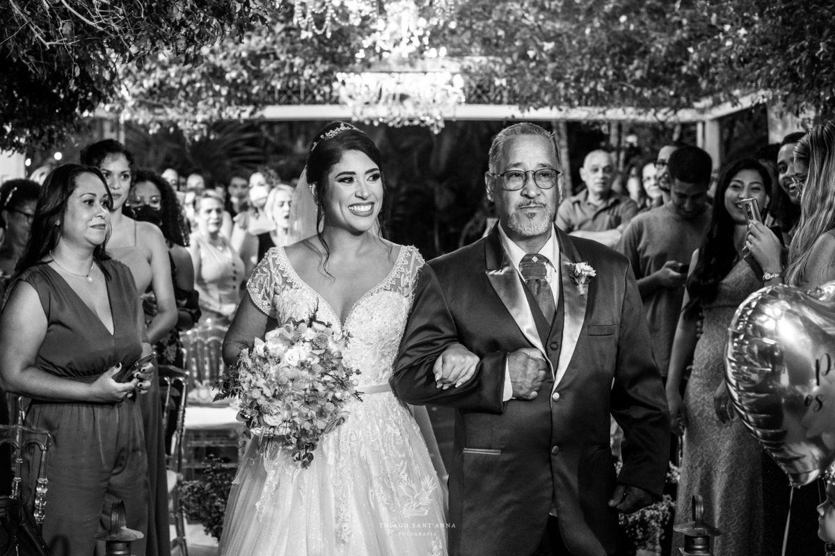 entrada da noiva com seu pai preto e branco