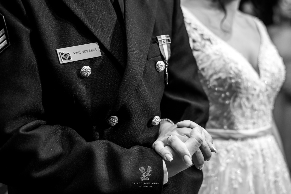 Noivos no altar preto e branco