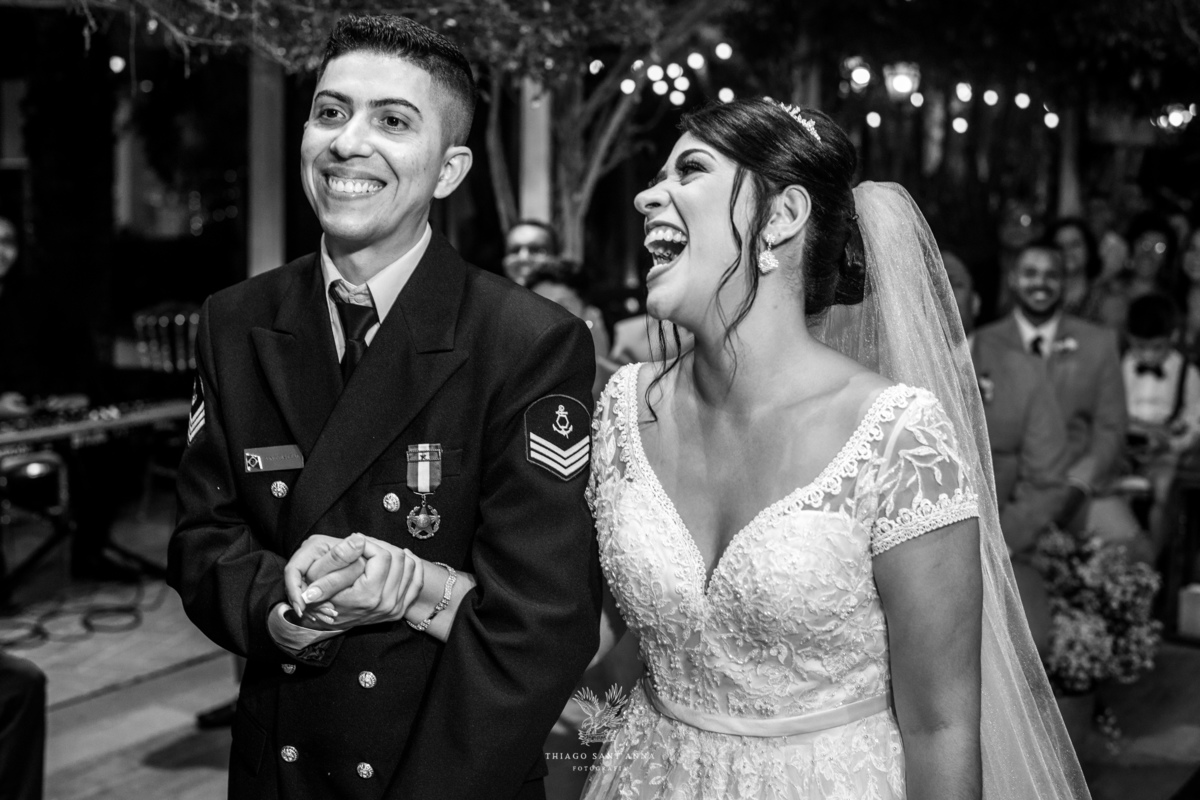 Noivos no altar preto e branco