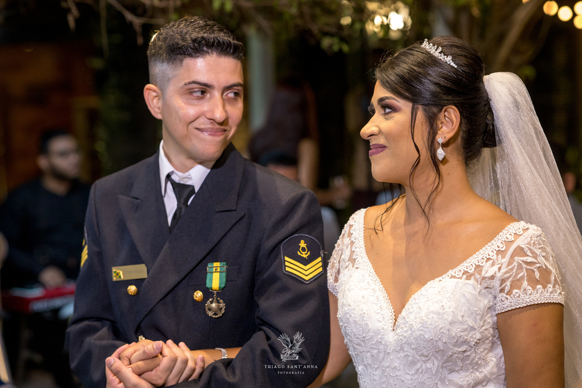 Noivos no altar noiva emocionada