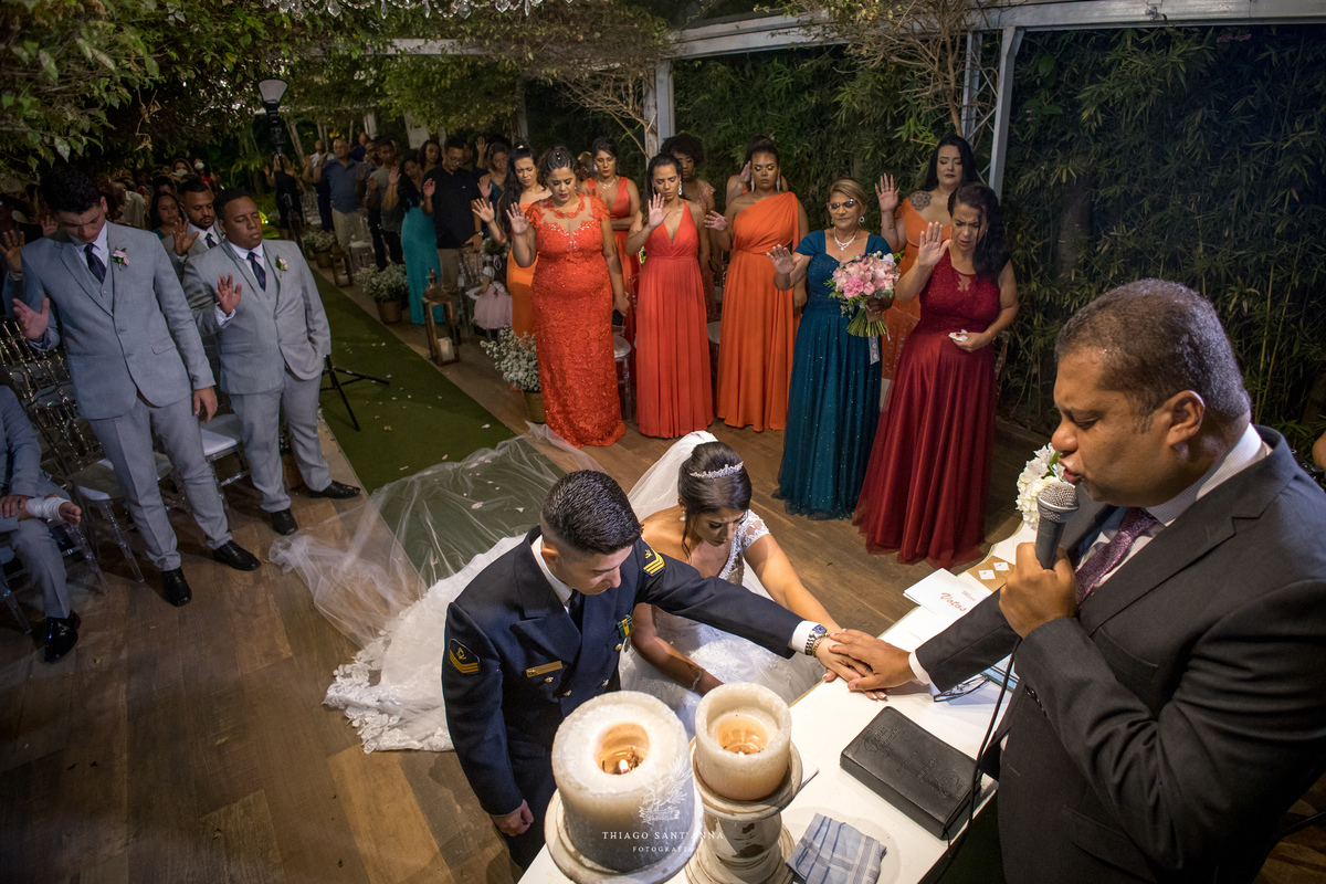 Noivos no altar madrinhas e padrinhos