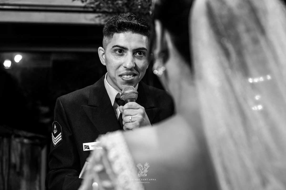 Noivos no altar noivo lê seus votos preto e branco