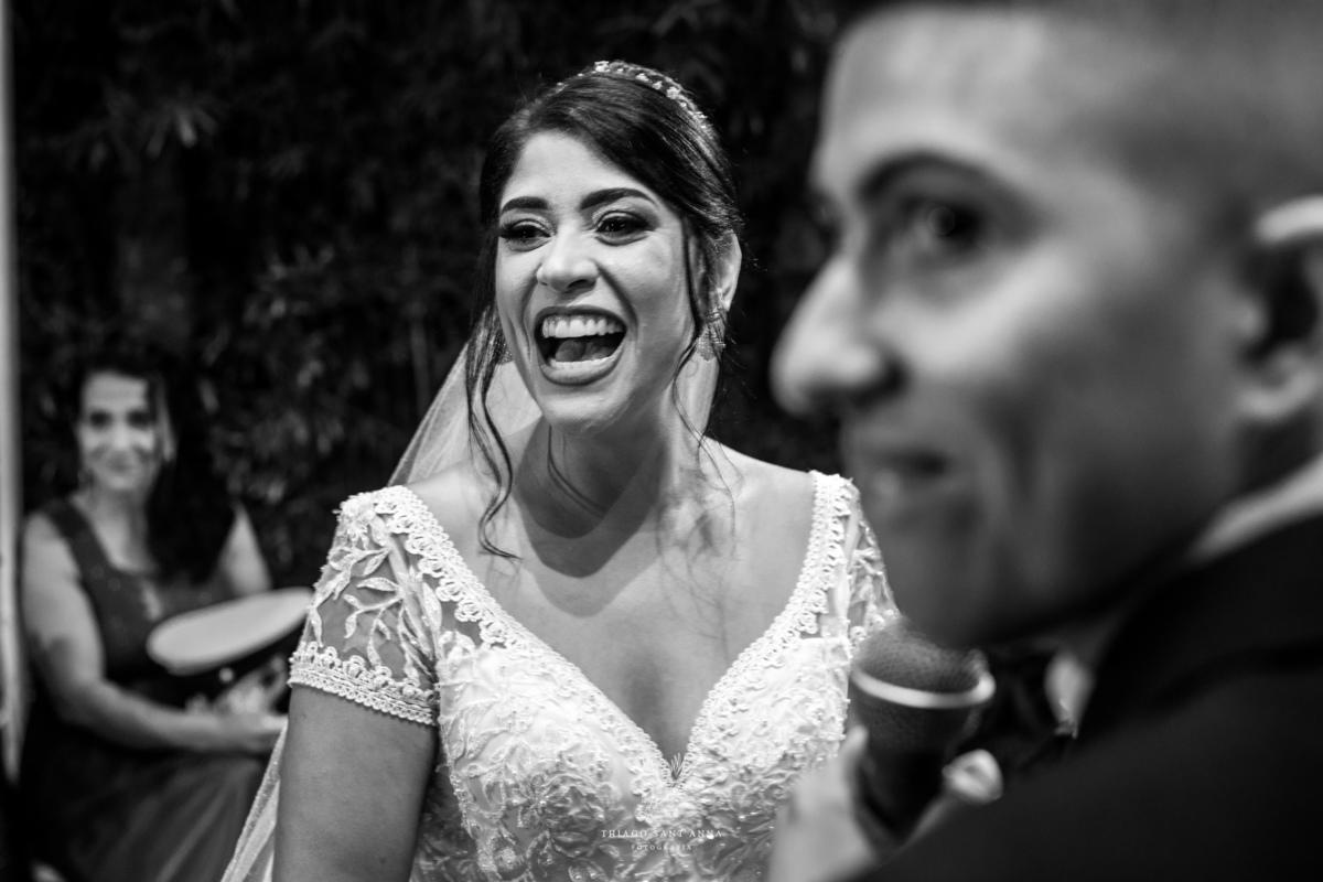 Noivos no altar noiva sorri preto e branco