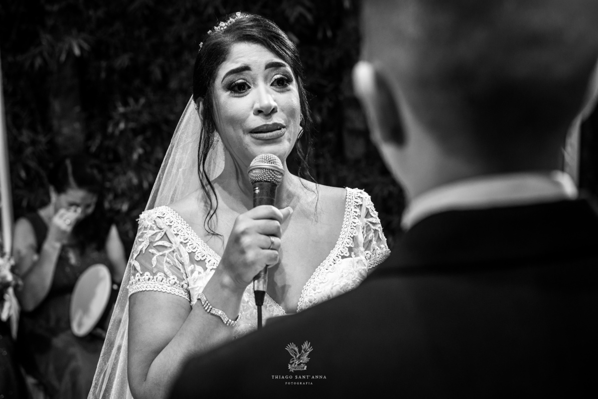 Noivos no altar noiva lê seus votos preto e branco