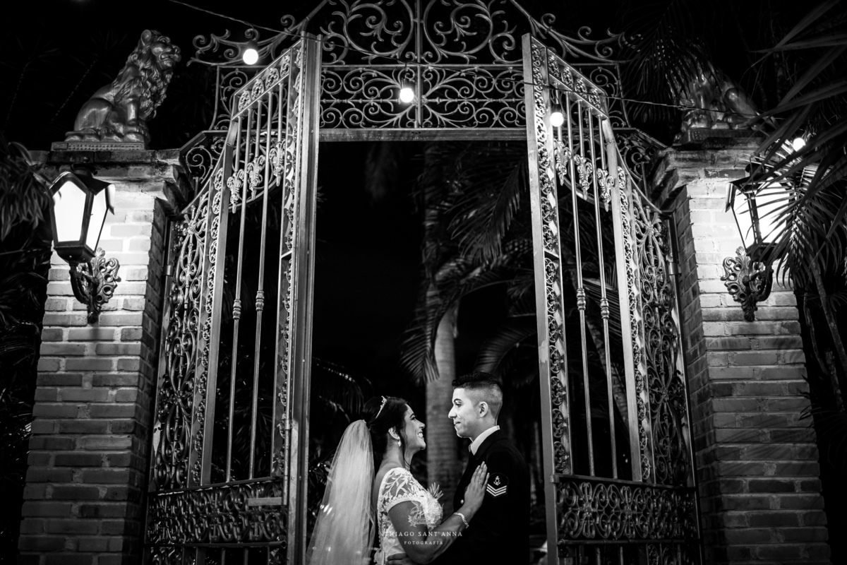 Noivos portão preto e branco