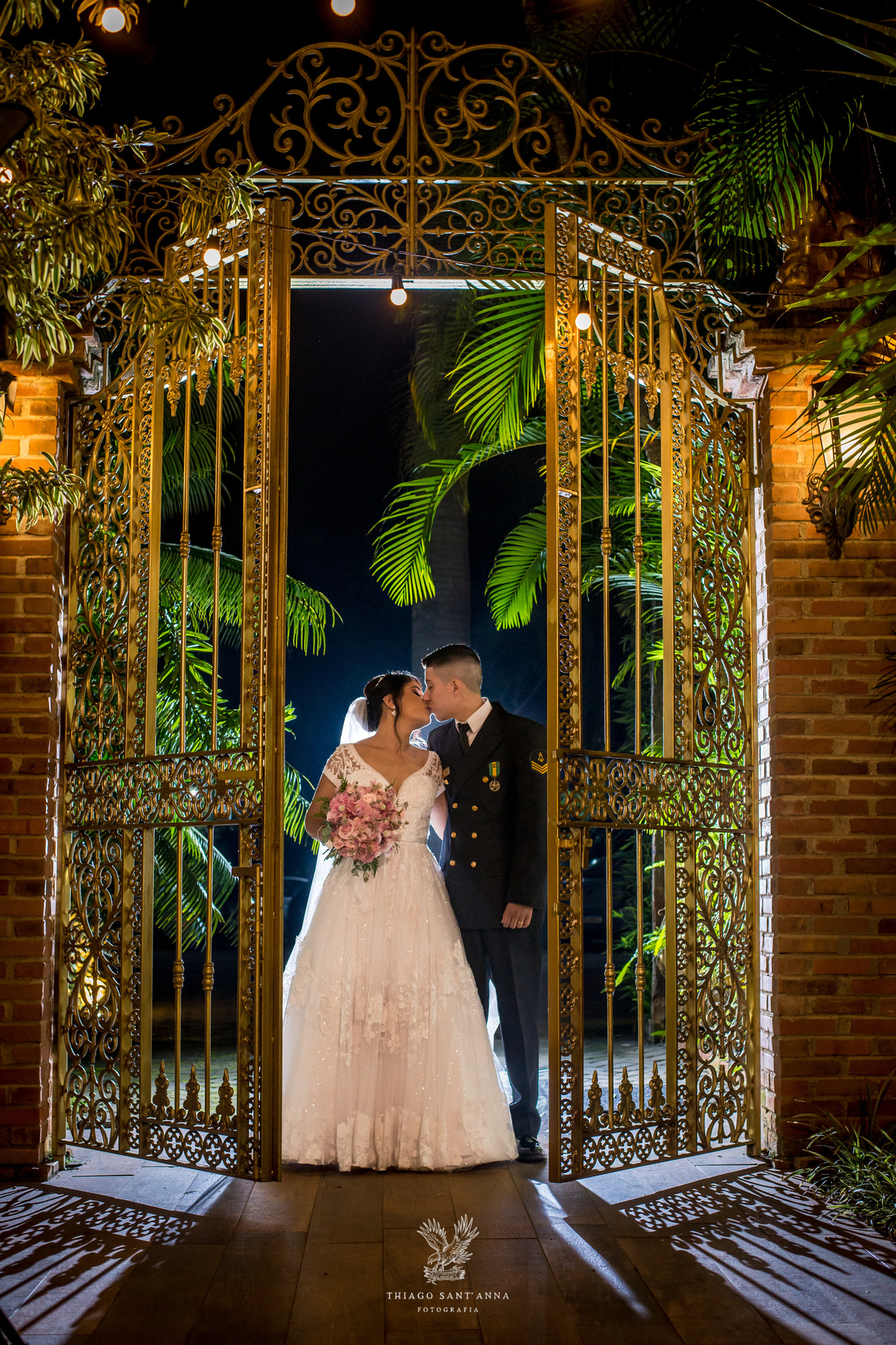 Noivos beijo dos portão 