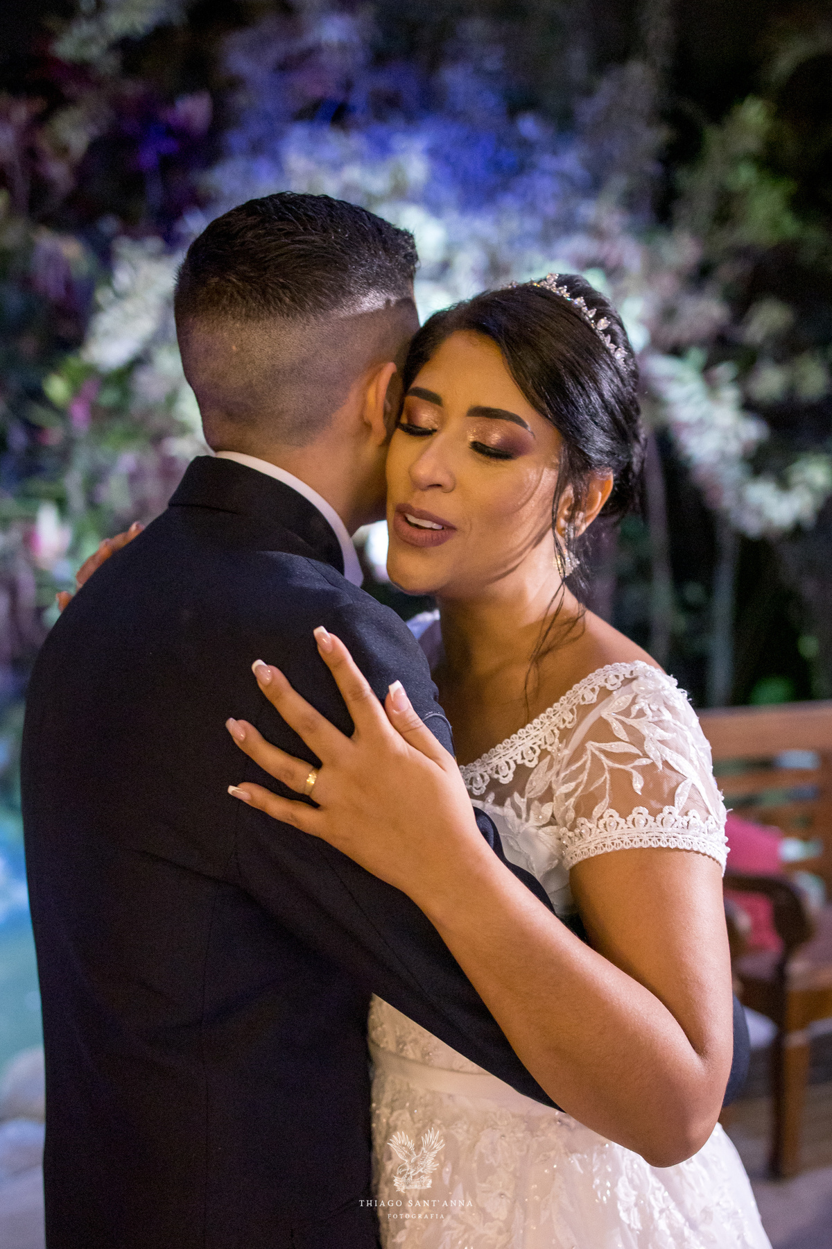 Noivos dançando festa de casamento